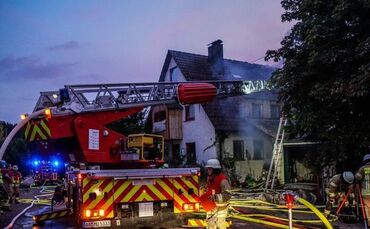 Feuerwehrkräfte bekämpfen einen Brand