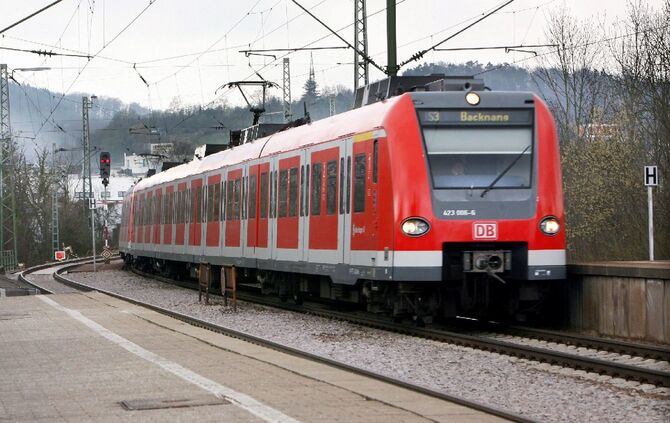 S-Bahn Symbol Symbolbild Zugverkehr Zug