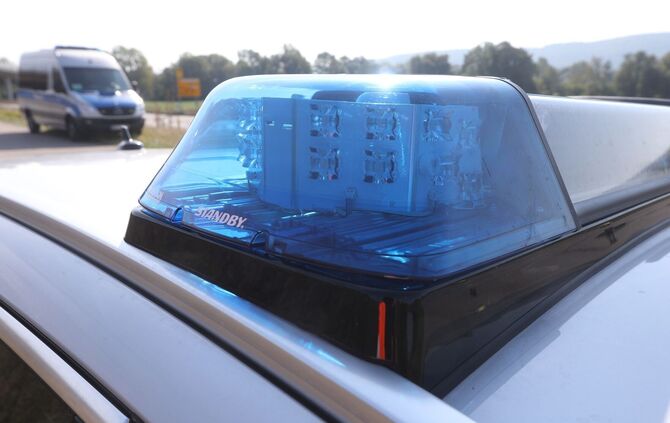 Blaulicht Polizei Polizeieinsatz Kastenwagen Symbol Symbolbild Symbolfoto