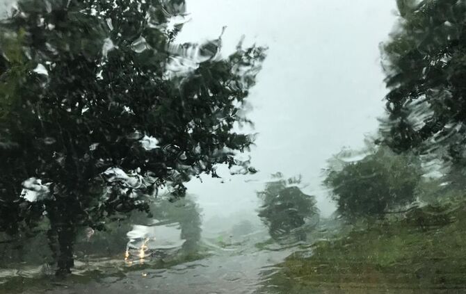 Regen Auto Unwetter Gewitter Scheibenwischer_0