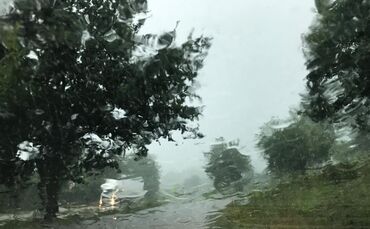 Regen Auto Unwetter Gewitter Scheibenwischer_0