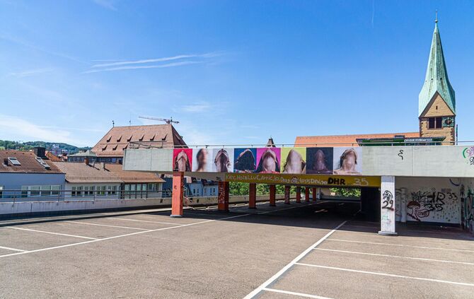 Vom Erdgeschoss bis hinauf zum obersten Freideck werden die Werke ausgestellt.