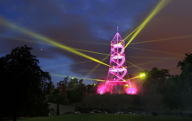 Auf dem Lichterfest in Stuttgart können sich Besucher auf zahlreiche Illuminationen und Leuchtobjekte freuen.