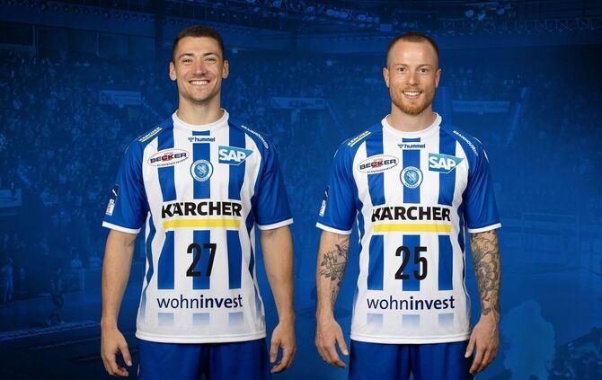 Jerome Müller (links) und Patrick Zieker präsentieren das neue Heim-Trikot des TVB.