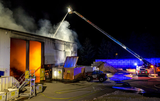 Brand einer Halle mit Recyclingmaterial, AVB GmbH, Salenhau, Berglen-Kottweil, 14.07.2023.