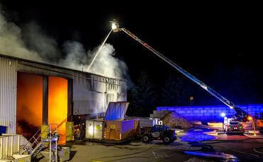 Brand einer Halle mit Recyclingmaterial, AVB GmbH, Salenhau, Berglen-Kottweil, 14.07.2023.