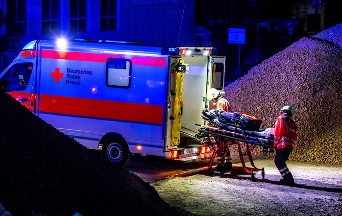 Brand einer Halle mit Recyclingmaterial, AVB GmbH, Salenhau, Berglen-Kottweil, 14.07.2023.