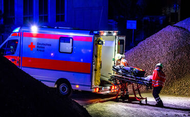 Brand einer Halle mit Recyclingmaterial, AVB GmbH, Salenhau, Berglen-Kottweil, 14.07.2023.