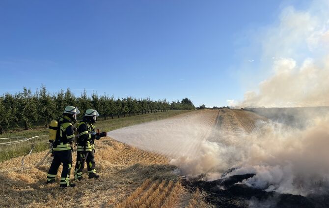Aufgrund der starken Rauchentwicklung auf einem Getreidefeld wurde die Feuerwehr alarmiert.