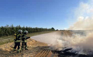 Aufgrund der starken Rauchentwicklung auf einem Getreidefeld wurde die Feuerwehr alarmiert.