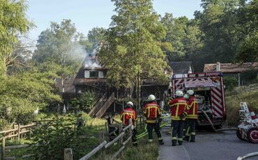 Leinfelden-Echterdingen: Grossbrand zerstoert die Eselsmuehle