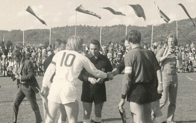 Gladbachs Kapitän Günter Netzer begrüßt den Schiedsrichter.