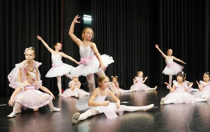 Kernen  im Remstal  Gemeindehalle  fand   gestern Abend die  grosse  Kinder  und Jugendliche  Tanzbuehenshow statt.  Um  17.30 Uhr ging das   Programm zwischen   Ballett  und Hip Hof statt.  Grosser  Beifall  gabst  von den besuchern fuer die  Kinder. Cho