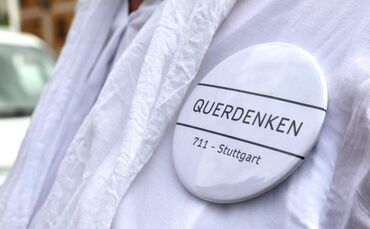 Kopie von Querdenker Querdenken Querdenken711 711 Button Symbol symbolbild symbolfoto
