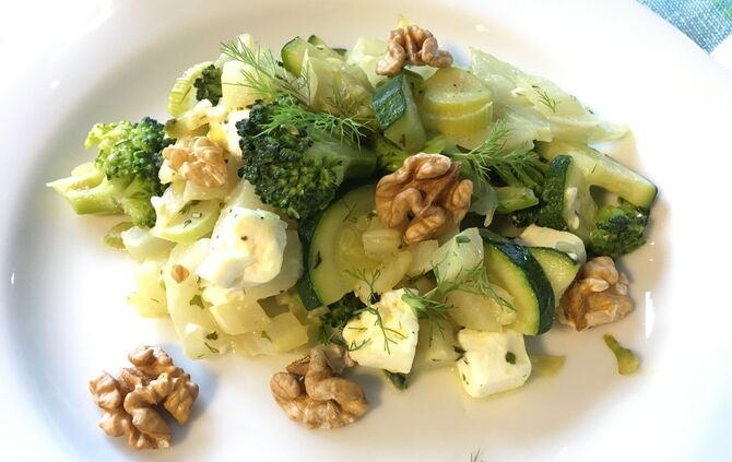 Low carb und lecker: Fenchel-Pfanne mit Feta und Walnüssen (Rezept ...