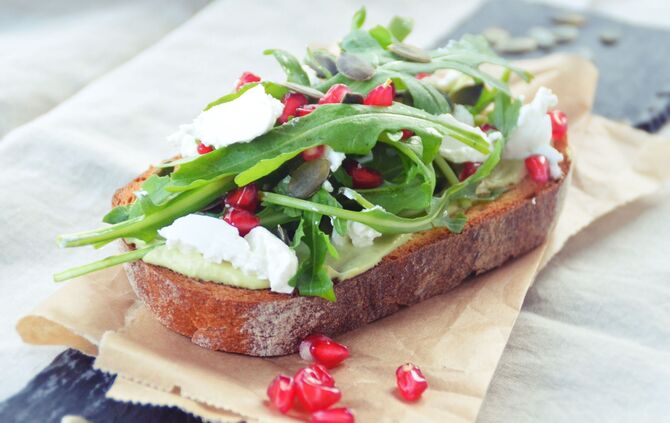 Avocado-Toast mal anders: So lecker schmeckt&amp;#39;s mit Granatapfel und ...