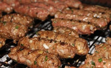 Cevapcici Grill Grillen Symbolfoto Symbol Symbolbild