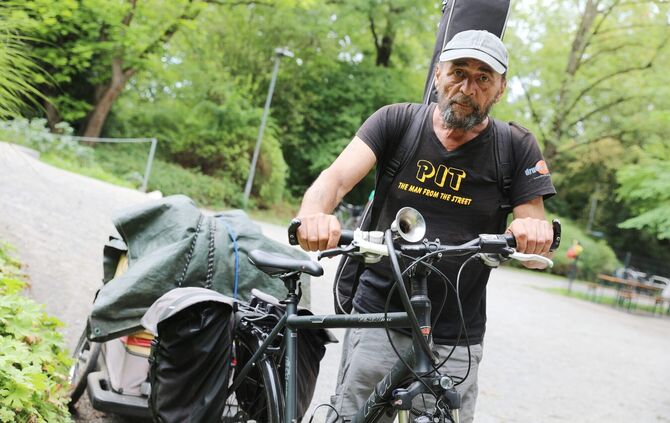 Obdachloser Straßenmusiker "Pit"