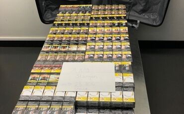 Das Bild zeigt einen Teil der sichergestellten Schmuggelzigaretten, die sich in den Koffern der Reisenden befanden.