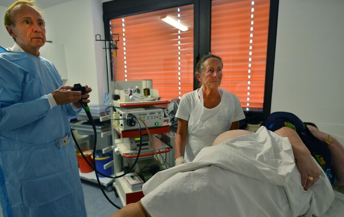 Die Darmspiegelung (Koloskopie), hier in einer internistischen Praxis durchgefuehrt, ist eine wichtige Massnahme zu Vorbeugung v