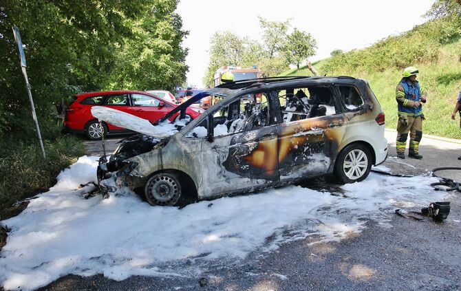 Fahrzeugbrand auf Wanderparkplatz - War Brandstiftung im Spiel? - Feuerwehr Kernen muss PKW löschen