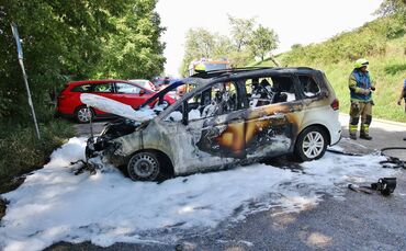 Fahrzeugbrand auf Wanderparkplatz - War Brandstiftung im Spiel? - Feuerwehr Kernen muss PKW löschen