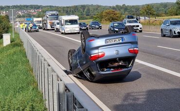 Stuttgart-Zuffenhausen: PKW nach Unfall ueberschlagen 