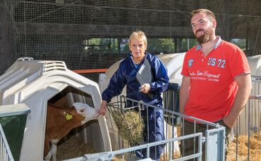 Tierärztin Dr. Jutta Wilhelm und Betriebsinhaber Herr Wolf
