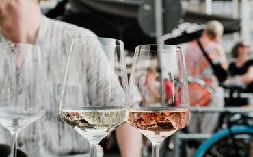 Wein Weinfest Weindorf Symbolbild