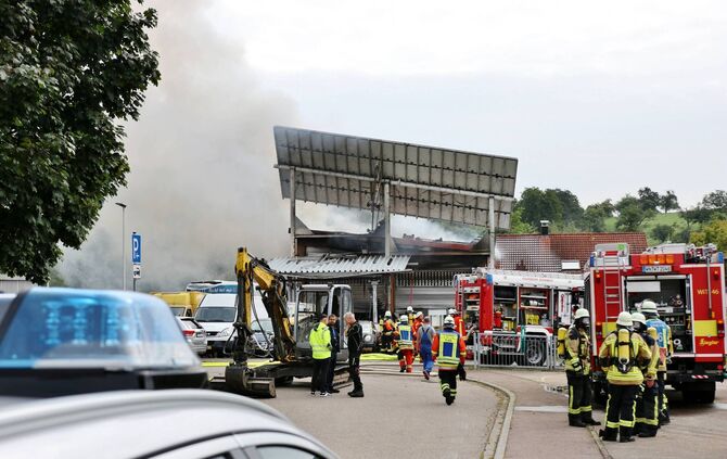 Feuer in Elektroauto-Industriehalle - E-Fahrzeughersteller brennt nieder - NINA-Warnung ausgelöst - Schädliche Dämpfe in der Luf