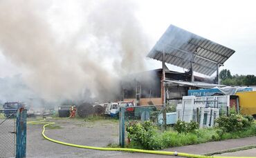 Feuer in Elektroauto-Industriehalle - E-Fahrzeughersteller brennt nieder - NINA-Warnung ausgelöst - Schädliche Dämpfe in der Luf