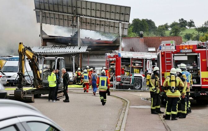 Feuer in Elektroauto-Industriehalle - E-Fahrzeughersteller brennt nieder - NINA-Warnung ausgelöst - Schädliche Dämpfe in der Luf