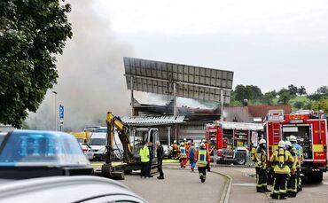 Feuer in Elektroauto-Industriehalle - E-Fahrzeughersteller brennt nieder - NINA-Warnung ausgelöst - Schädliche Dämpfe in der Luf