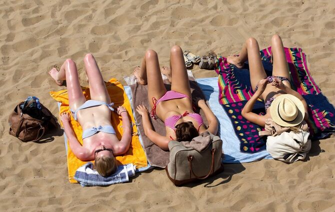 Frauen bräunen sich in der Sonne.