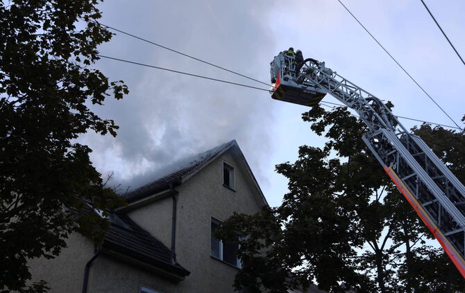 Brand in Wohnhaus - Großeinsatz der Feuerwehr