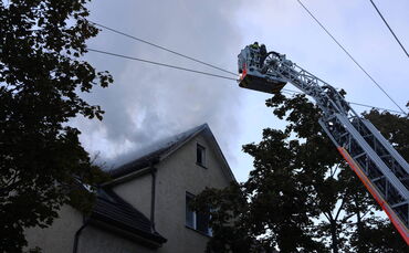 Brand in Wohnhaus - Großeinsatz der Feuerwehr