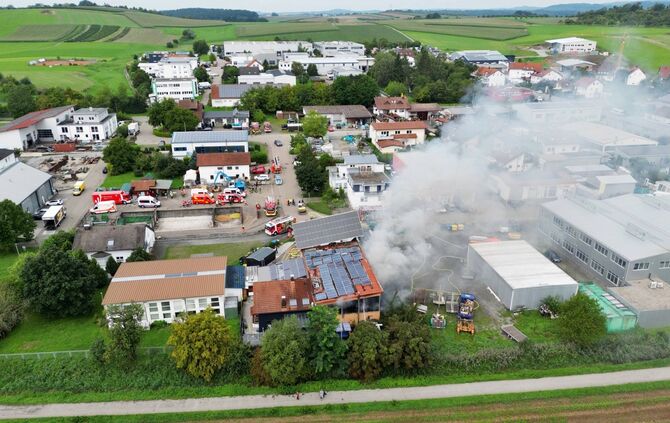 Feuer in Elektroauto-Industriehalle - E-Fahrzeughersteller brennt nieder - NINA-Warnung ausgelöst - Schädliche Dämpfe in der Luf