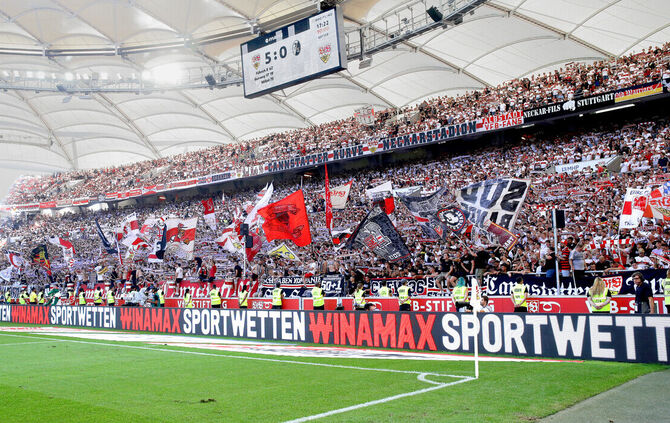 Fest in Winamax-Hand: Bandenwerbung in der Stuttgarter MHP-Arena  