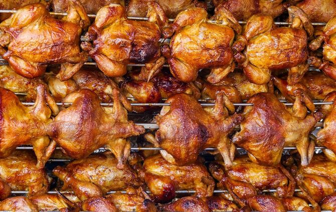 Göckele Gockel Hähnchen halbes Hähnchen Hähnchengrill Symbol Symbolbild Symbolfoto