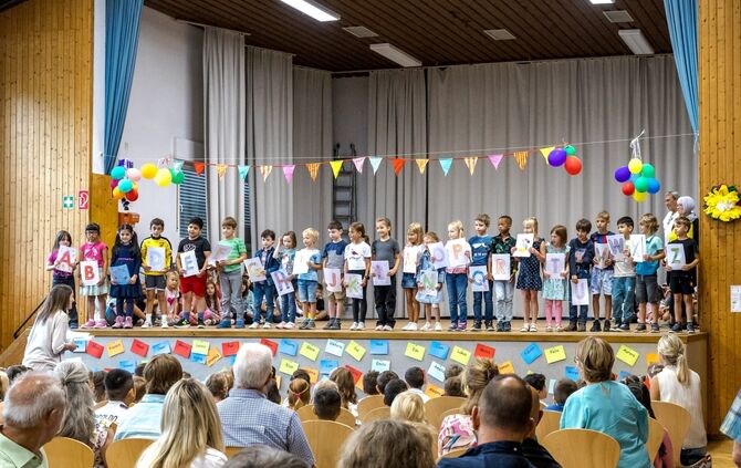 Einschulungsfeier der Haldenschule Rommelshausen in der Turnhalle am Sportgelände, Kernen, 14.09.2023.