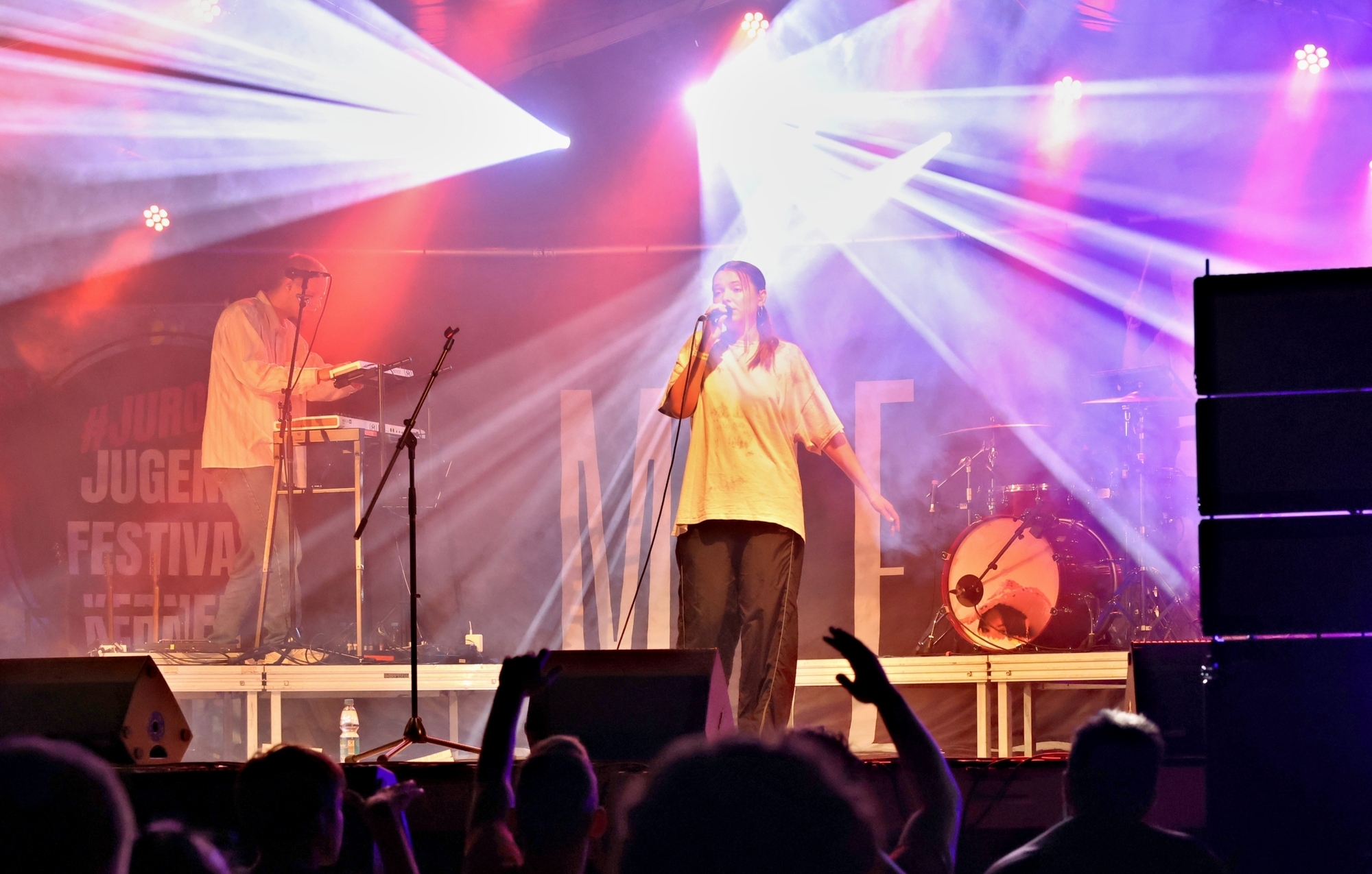 Sängerin Mele auf dem Jugendfestival Kernen 