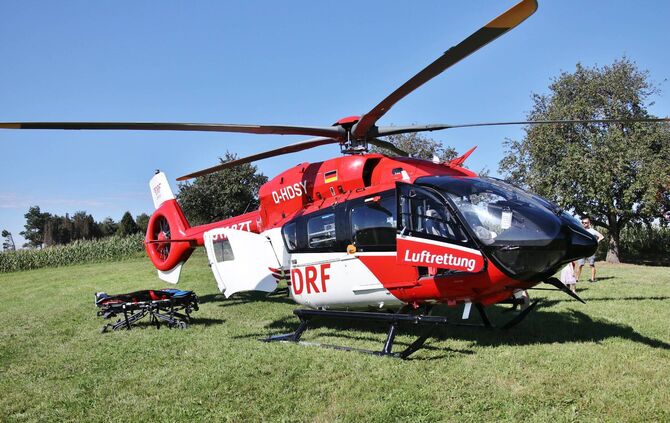 Schwerer Unfall bei Motocross-Rennen - Motorräder überschlagen sich - Rettungshubschrauber im Einsatz