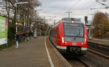 S-Bahn sbahn s bahn bahnhhof waiblingen bahnsteig symbol symbolbild symbolfoto