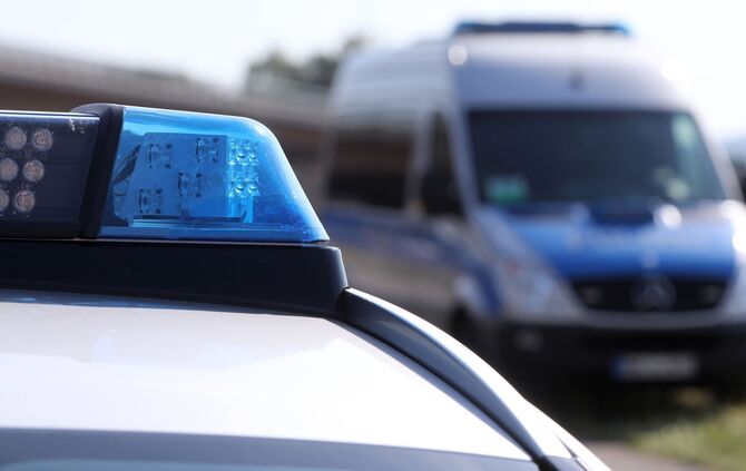 Blaulicht Polizei Polizeistreife Kastenwagen Symbolbild Symbol symbolfoto