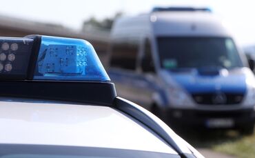 Blaulicht Polizei Polizeistreife Kastenwagen Symbolbild Symbol symbolfoto