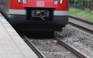 S-Bahn sbahn s bahn schienen gleis bahnsteig symbol symbolbild symbolfoto
