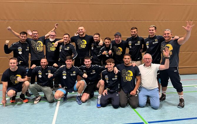 Die Mannschaft des SC Korb jubelt über den Sieg und die Tabellenführung.