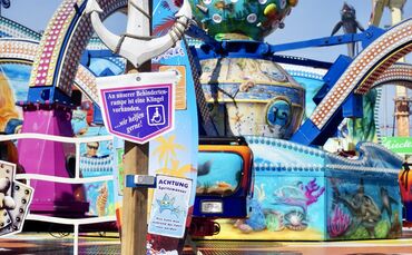 Fahrgeschäft barrierefrei Schild Polyp