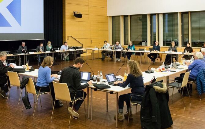 10 Jahre im Gemeinderat Kernen - Caren Lederer (UFW) wird mit der Ehrennadel des Gemeindatages von Bürgermeister Paulowitsch gee