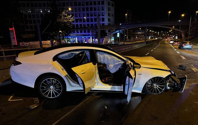 Heftiger Raserunfall - Mercedes AMG BiTurbo kracht gegen Tunnelwand - 3 Verletzte Insassen